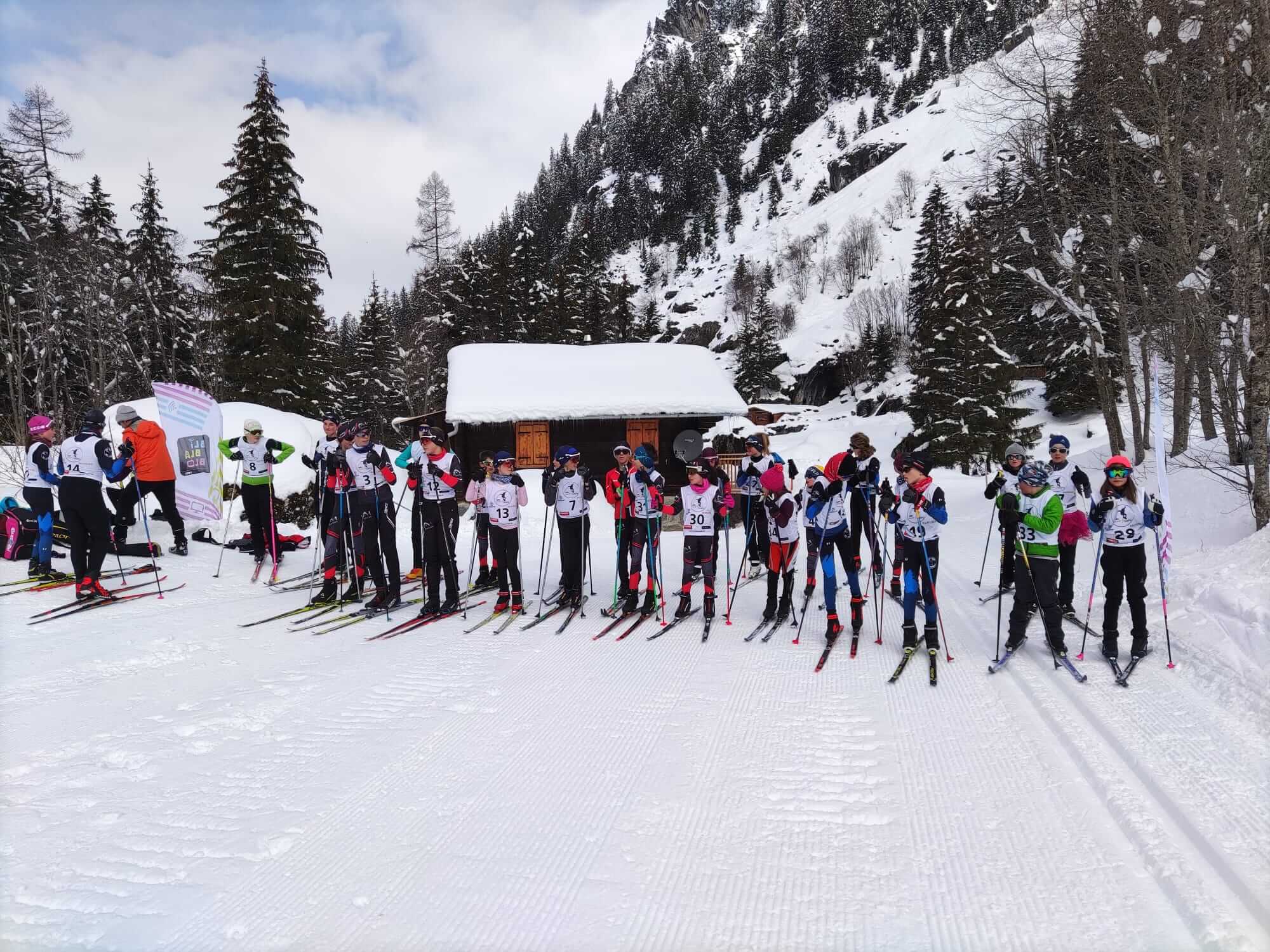 Des enfants sont alignés pour le départ de la compétition de ski de fond